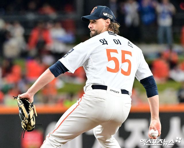 한화 이글스 출신 외국인 투수 라이언 와이스가 휴스턴 애스트로스의 2026시즌 예상 선발 로테이션에 포함되지 않았다. 다만 아직 희망을 접기에는 이르다. MLB닷컴은 '휴스턴은 시즌 초반 6인 선발 로테이션을 운용할 가능성이 크다. 마지막 몇 자리를 놓고 맥컬러스, 아리게티를 비롯해 와이스, 콜튼 고든, A.J. 블루보, 네이트 피어슨 등이 치열한 경쟁을 벌일 전망'이라고 설명했다. 엑스포츠뉴스 DB