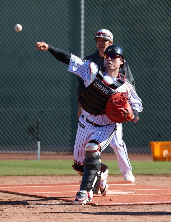 LG 트윈스 베테랑 포수 박동원이 초심으로 돌아가 2026시즌을 준비하고 있다. 그는 이번 소속팀 1차 스프링캠프에서 송구, 블로킹 등 기본기 훈련에 집중하고 있다. LG 트윈스