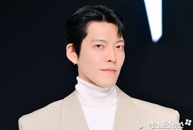 배우 김우빈이 포즈를 취하고 있다.