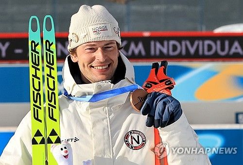 세계선수권에서 7차례 우승한 경험이 있는 노르웨이 바이애슬론 국가대표 스투를라 홀름 레그레이드가 2026 밀라노·코르티나담페초 동계올림픽에서 동메달을 딴 직후 외도 사실을 고백했다. 그는 10일(한국시간) 열린 개인전에서 동메달을 거머쥔 뒤 인터뷰를 통해 전 여자친구와 만날 당시 외도를 했고, 이에 대해 후회하고 있다는 개인적인 이야기를 꺼내 화제가 되고 있다. 사진 연합뉴스