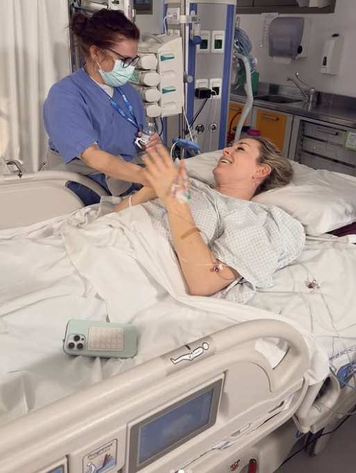 미국 알파인 스키의 '리빙 레전드' 린지 본이 2026 동계올림픽 여자 활강 경기 도중 당한 왼쪽 정강이뼈(경골) 복합 골절 이후 12일(한국시간) 자신의 사회관계망서비스(SNS) 인스타그램 게시글로 근황을 전했다. 본은 게시물에서 '나는 회복 중이고, 속도는 느리지만 결국 괜찮아질 거라는 걸 안다'며 재활 의지를 숨기지 않았다. 또 '곁을 지켜준 의료진, 친구, 가족, 그리고 전 세계에서 보내준 사랑과 응원에 감사하다. 나에게 응원할 무언가를 주는 대표팀 동료들과 미국 선수들에게도 큰 축하를 보낸다'고 적었다. 린지 본 SNS