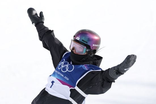 최가온이 11일 이탈리아 리비뇨 스노파크에서 열린 2026 밀라노·코르티나 동계올림픽 스노보드 여자 하프파이프 예선 연기를 마친 뒤 환호하고 있다. 최가온은 82.25점을 획득, 24명 선수 중 6위로 결승에 진출했다. 연합뉴스