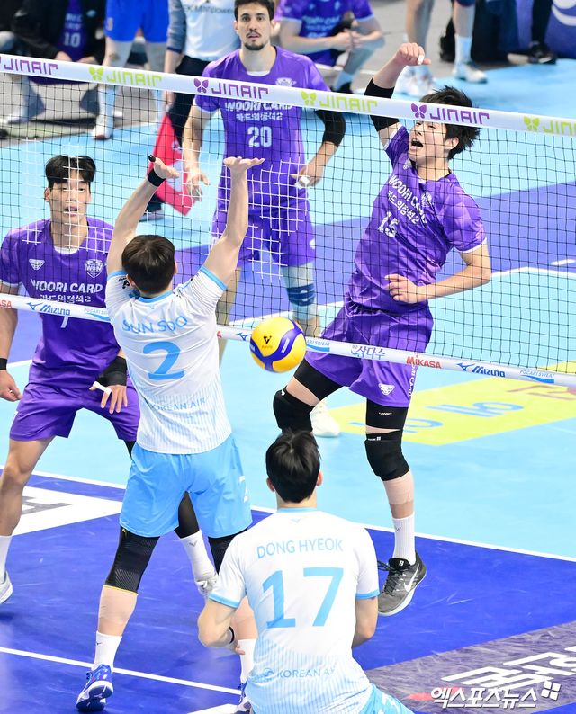 남자 프로배구 우리카드의 이시몬(오른쪽)이 10일 인천 계양체육관에서 열린 진에어 2025-2026 V리그 남자부 5라운드 대한항공과의 원정 경기에서 9득점을 기록, 팀 연승에 힘을 보탰다. 사진 김한준 기자