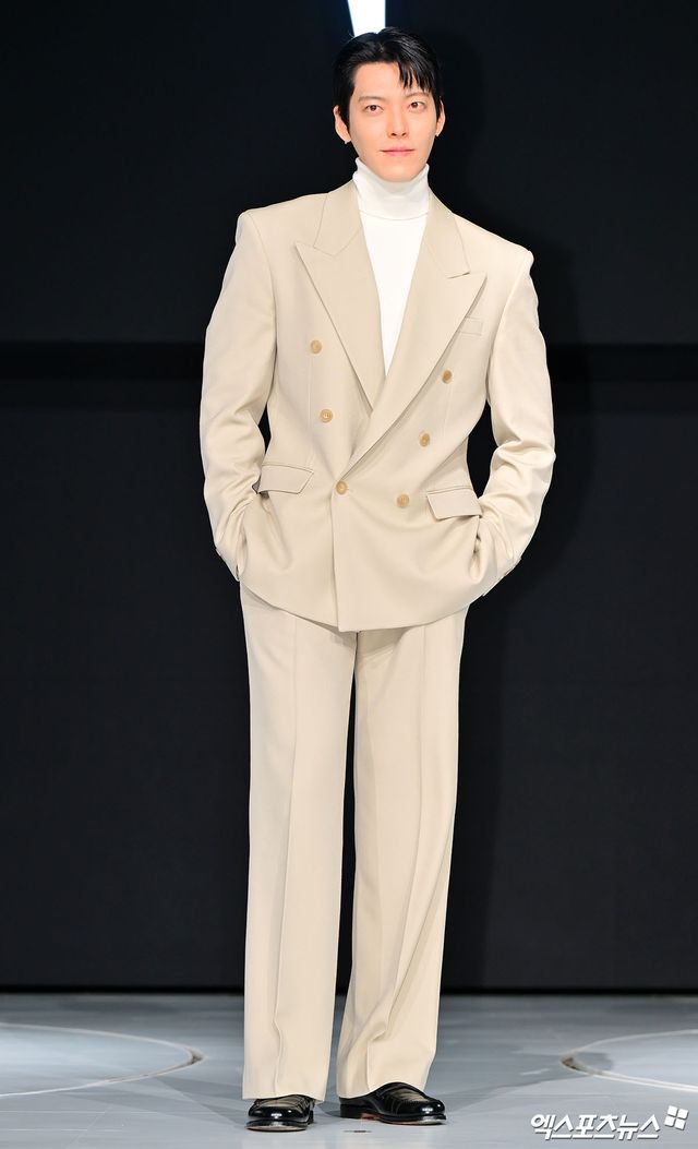 배우 김우빈이 포즈를 취하고 있다.