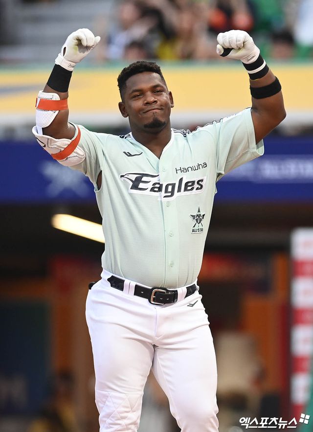 한화 이글스 외국인 타자 요나난 페라자가 스프링캠프 외야 훈련을 마치고 김경문 감독과 추승우 외야 및 주루코치에게 호평을 들었다. 그는 지난 2024시즌 외야 수비에서 약점을 드러냈지만, 지난해 마이너리그 트리플A 및 베네수엘라 윈터리그에서 눈에 띄는 발전을 이뤘다. 엑스포츠뉴스 DB