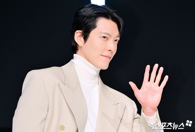 배우 김우빈이 포즈를 취하고 있다.