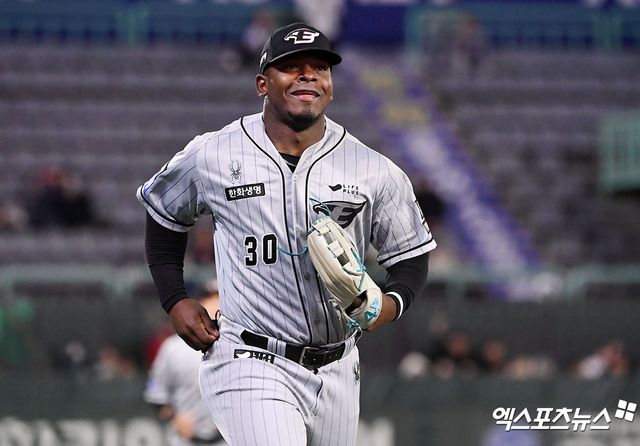 한화 이글스 외국인 타자 요나난 페라자가 스프링캠프 외야 훈련을 마치고 김경문 감독과 추승우 외야 및 주루코치에게 호평을 들었다. 그는 지난 2024시즌 외야 수비에서 약점을 드러냈지만, 지난해 마이너리그 트리플A 및 베네수엘라 윈터리그에서 눈에 띄는 발전을 이뤘다. 엑스포츠뉴스 DB