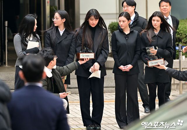 뉴진스 / (왼쪽부터) 하니, 민지, 혜인, 해린, 다니엘.