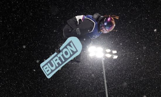 한국 동계스포츠의 숙원을 최가온이 해냈다. 최가온은 13일 이탈리아 리비뇨 스노파크에서 열린 대회 여자 하프파이프 결승에사 3차 시기에서 90.25점을 받으면서 대회 3연패를 노리던 한국계 슈퍼스타 클로이 킴(미국)을 누르고 대역전 드라마로 금메달리스트가 됐다. 한국이 동계올림픽에서 설상 종목 금메달을 따기는 최가온이 처음이다. 그간 한국은 스노보드 남자 평행대회전에서 이상호(2018년), 김상겸(2026년)이 나란히 은메달, 그리고 스노보드 여자 빅에어에서 유승은(2026년)이 동메달을 따낸 것이 전부였다. 특히 최가온은 이날 1차 시기에서 크게 넘어져 남은 시기 출전이 불투명한 상황에서 기적 같이 일어나 금메달 쾌거를 해냈다. 연합뉴스