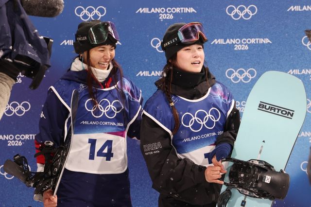 한국 동계스포츠의 숙원을 최가온이 해냈다. 최가온은 13일 이탈리아 리비뇨 스노파크에서 열린 대회 여자 하프파이프 결승에사 3차 시기에서 90.25점을 받으면서 대회 3연패를 노리던 한국계 슈퍼스타 클로이 킴(미국)을 누르고 대역전 드라마로 금메달리스트가 됐다. 한국이 동계올림픽에서 설상 종목 금메달을 따기는 최가온이 처음이다. 그간 한국은 스노보드 남자 평행대회전에서 이상호(2018년), 김상겸(2026년)이 나란히 은메달, 그리고 스노보드 여자 빅에어에서 유승은(2026년)이 동메달을 따낸 것이 전부였다. 특히 최가온은 이날 1차 시기에서 크게 넘어져 남은 시기 출전이 불투명한 상황에서 기적 같이 일어나 금메달 쾌거를 해냈다. 연합뉴스