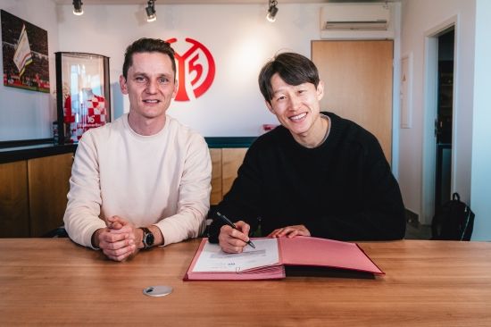 과거 중국과 중동의 거액 오퍼를 거절하고 독일 2부 리그로 향했던 이재성이 유럽 무대에서만 10년을 뛰게 됐다. 독일 분데스리가 FSV 마인츠 05는 12일(한국시간) 구단 공식 홈페이지를 통해 대한민국 국가대표 미드필더 이재성과 새로운 계약을 체결했다고 공식 발표했다. 구체적인 계약 기간은 공개되지 않았으나 이번 재계약으로 이재성은 마인츠의 레전드 대우를 받으며 유럽 생활을 이어가게 됐다. 마인츠