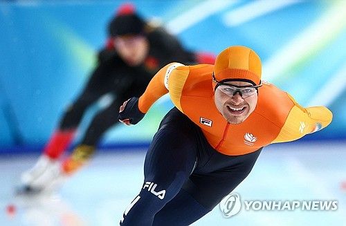 12일(한국시간) 이탈리아 밀라노에 있는 밀라노 스피드스케이팅 스타디움에서 열린 2026 밀라노·코르티나담페초 동계 올림픽 스피드스케이팅 남자 1000m 경기가 열렸다.&nbsp;11조에서 렌쯔원(중국)과 경기에 나선 베네마르스는 레이스 초반 좋은 페이스로 경기를 끌고 갔다. 600m까지 전체 6위로 좋은 흐름을 타며 남은 200m에서 순위를 기대해 볼 법했다.&nbsp; 그런데 남은 200m에서 상황이 벌어졌다. 아웃코스에서 인코스로 들어가야 하는 상황에 베네마르스는 인코스에서 아웃코스로 빠지던 렌쯔원의 방해를 받고 말았다.&nbsp;연합뉴스