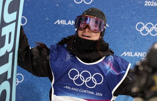 한국 동계스포츠의 숙원을 최가온이 해냈다. 최가온은 13일 이탈리아 리비뇨 스노파크에서 열린 대회 여자 하프파이프 결승에사 3차 시기에서 90.25점을 받으면서 대회 3연패를 노리던 한국계 슈퍼스타 클로이 킴(미국)을 누르고 대역전 드라마로 금메달리스트가 됐다. 한국이 동계올림픽에서 설상 종목 금메달을 따기는 최가온이 처음이다. 그간 한국은 스노보드 남자 평행대회전에서 이상호(2018년), 김상겸(2026년)이 나란히 은메달, 그리고 스노보드 여자 빅에어에서 유승은(2026년)이 동메달을 따낸 것이 전부였다. 특히 최가온은 이날 1차 시기에서 크게 넘어져 남은 시기 출전이 불투명한 상황에서 기적 같이 일어나 금메달 쾌거를 해냈다. 연합뉴스