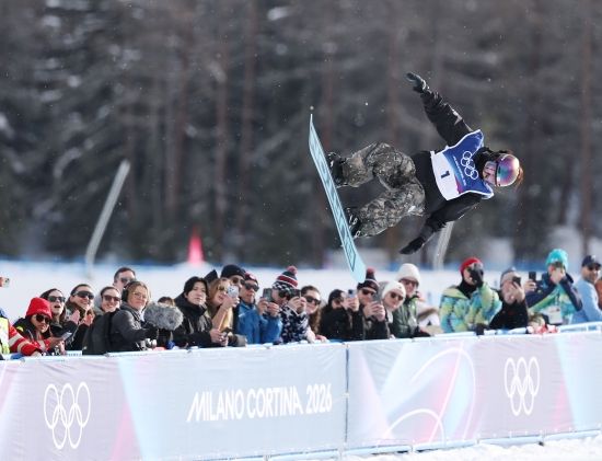 한국 동계스포츠의 숙원을 최가온이 해냈다. 최가온은 13일 이탈리아 리비뇨 스노파크에서 열린 대회 여자 하프파이프 결승에사 3차 시기에서 90.25점을 받으면서 대회 3연패를 노리던 한국계 슈퍼스타 클로이 킴(미국)을 누르고 대역전 드라마로 금메달리스트가 됐다. 한국이 동계올림픽에서 설상 종목 금메달을 따기는 최가온이 처음이다. 그간 한국은 스노보드 남자 평행대회전에서 이상호(2018년), 김상겸(2026년)이 나란히 은메달, 그리고 스노보드 여자 빅에어에서 유승은(2026년)이 동메달을 따낸 것이 전부였다. 특히 최가온은 이날 1차 시기에서 크게 넘어져 남은 시기 출전이 불투명한 상황에서 기적 같이 일어나 금메달 쾌거를 해냈다. 연합뉴스