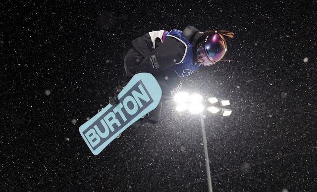 한국 동계스포츠의 숙원을 최가온이 해냈다. 최가온은 13일 이탈리아 리비뇨 스노파크에서 열린 대회 여자 하프파이프 결승에사 3차 시기에서 90.25점을 받으면서 대회 3연패를 노리던 한국계 슈퍼스타 클로이 킴(미국)을 누르고 대역전 드라마로 금메달리스트가 됐다. 한국이 동계올림픽에서 설상 종목 금메달을 따기는 최가온이 처음이다. 그간 한국은 스노보드 남자 평행대회전에서 이상호(2018년), 김상겸(2026년)이 나란히 은메달, 그리고 스노보드 여자 빅에어에서 유승은(2026년)이 동메달을 따낸 것이 전부였다. 특히 최가온은 이날 1차 시기에서 크게 넘어져 남은 시기 출전이 불투명한 상황에서 기적 같이 일어나 금메달 쾌거를 해냈다. 연합뉴스