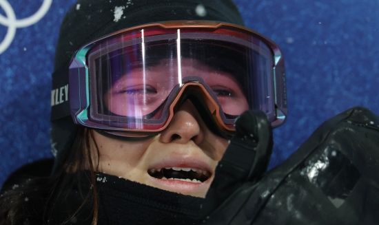 한국 동계스포츠의 숙원을 최가온이 해냈다. 최가온은 13일 이탈리아 리비뇨 스노파크에서 열린 대회 여자 하프파이프 결승에사 3차 시기에서 90.25점을 받으면서 대회 3연패를 노리던 한국계 슈퍼스타 클로이 킴(미국)을 누르고 대역전 드라마로 금메달리스트가 됐다. 한국이 동계올림픽에서 설상 종목 금메달을 따기는 최가온이 처음이다. 그간 한국은 스노보드 남자 평행대회전에서 이상호(2018년), 김상겸(2026년)이 나란히 은메달, 그리고 스노보드 여자 빅에어에서 유승은(2026년)이 동메달을 따낸 것이 전부였다. 특히 최가온은 이날 1차 시기에서 크게 넘어져 남은 시기 출전이 불투명한 상황에서 기적 같이 일어나 금메달 쾌거를 해냈다. 연합뉴스