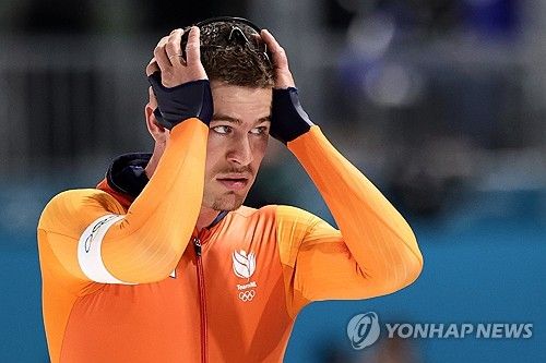 12일(한국시간) 이탈리아 밀라노에 있는 밀라노 스피드스케이팅 스타디움에서 열린 2026 밀라노·코르티나담페초 동계 올림픽 스피드스케이팅 남자 1000m 경기가 열렸다.&nbsp;11조에서 렌쯔원(중국)과 경기에 나선 베네마르스는 레이스 초반 좋은 페이스로 경기를 끌고 갔다. 600m까지 전체 6위로 좋은 흐름을 타며 남은 200m에서 순위를 기대해 볼 법했다.&nbsp; 그런데 남은 200m에서 상황이 벌어졌다. 아웃코스에서 인코스로 들어가야 하는 상황에 베네마르스는 인코스에서 아웃코스로 빠지던 렌쯔원의 방해를 받고 말았다.&nbsp;연합뉴스