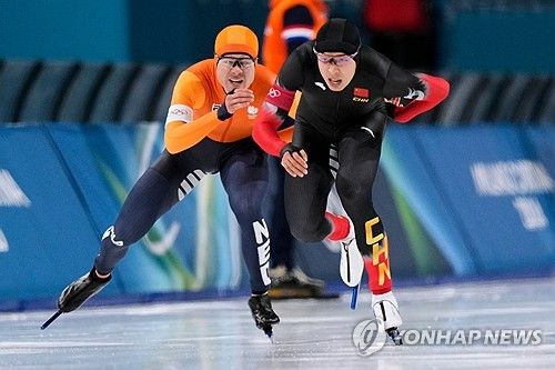 12일(한국시간) 이탈리아 밀라노에 있는 밀라노 스피드스케이팅 스타디움에서 열린 2026 밀라노·코르티나담페초 동계 올림픽 스피드스케이팅 남자 1000m 경기가 열렸다.&nbsp;11조에서 렌쯔원(중국)과 경기에 나선 베네마르스는 레이스 초반 좋은 페이스로 경기를 끌고 갔다. 600m까지 전체 6위로 좋은 흐름을 타며 남은 200m에서 순위를 기대해 볼 법했다.&nbsp; 그런데 남은 200m에서 상황이 벌어졌다. 아웃코스에서 인코스로 들어가야 하는 상황에 베네마르스는 인코스에서 아웃코스로 빠지던 렌쯔원의 방해를 받고 말았다.&nbsp;연합뉴스