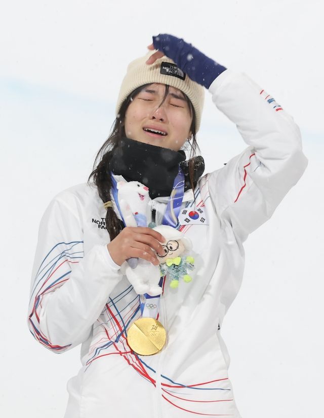 한국 동계스포츠의 숙원을 최가온이 해냈다. 최가온은 13일 이탈리아 리비뇨 스노파크에서 열린 대회 여자 하프파이프 결승에사 3차 시기에서 90.25점을 받으면서 대회 3연패를 노리던 한국계 슈퍼스타 클로이 킴(미국)을 누르고 대역전 드라마로 금메달리스트가 됐다. 한국이 동계올림픽에서 설상 종목 금메달을 따기는 최가온이 처음이다. 그간 한국은 스노보드 남자 평행대회전에서 이상호(2018년), 김상겸(2026년)이 나란히 은메달, 그리고 스노보드 여자 빅에어에서 유승은(2026년)이 동메달을 따낸 것이 전부였다. 특히 최가온은 이날 1차 시기에서 크게 넘어져 남은 시기 출전이 불투명한 상황에서 기적 같이 일어나 금메달 쾌거를 해냈다. 연합뉴스