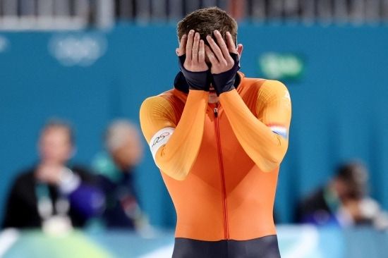 네덜란드의 조엡 베네마르스가 2026 동계올림픽 스피드스케이팅 남자 1000m 경기에서 메달 획득에 실패했다. 베네마르스는 중국의 롄쯔원이 비매너 플레이를 펼친 여파로 인해 기록이 떨어졌고, 재경기를 했으나 메달권에 들지 못했다. 중국에서는 베네마르스가 롄쯔원을 때렸다는 주장이 나왔다. 연합뉴스