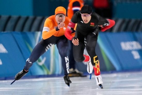 네덜란드의 조엡 베네마르스가 2026 동계올림픽 스피드스케이팅 남자 1000m 경기에서 메달 획득에 실패했다. 베네마르스는 중국의 롄쯔원이 비매너 플레이를 펼친 여파로 인해 기록이 떨어졌고, 재경기를 했으나 메달권에 들지 못했다. 중국에서는 베네마르스가 롄쯔원을 때렸다는 주장이 나왔다. 연합뉴스