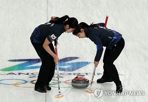 2026 밀라노·코르티나담페초 동계올림픽에 나선 대한민국 컬링 여자 대표팀이 첫 경기에서 미국에 아쉬운 역전패를 당했다. 스킵 김은지, 서드 김민지, 세컨드 김수지, 리드 설예은, 핍스 설예지로 구성된 여자 컬링 대표팀 경기도청은 12일(한국시간) 이탈리아 코르티나담페초의 코르티나 컬링 올림픽 스타디움에서 열린 미국과의 라운드로빈 1차전서 4-8로 패했다. 연합뉴스