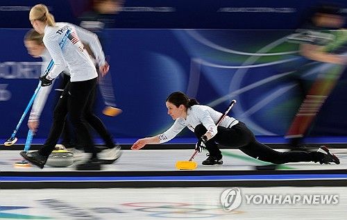 2026 밀라노·코르티나담페초 동계올림픽에 나선 대한민국 컬링 여자 대표팀이 첫 경기에서 미국에 아쉬운 역전패를 당했다. 스킵 김은지, 서드 김민지, 세컨드 김수지, 리드 설예은, 핍스 설예지로 구성된 여자 컬링 대표팀 경기도청은 12일(한국시간) 이탈리아 코르티나담페초의 코르티나 컬링 올림픽 스타디움에서 열린 미국과의 라운드로빈 1차전서 4-8로 패했다. 연합뉴스