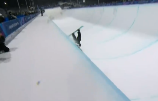 한국 동계스포츠의 숙원을 최가온이 해냈다. 최가온은 13일 이탈리아 리비뇨 스노파크에서 열린 대회 여자 하프파이프 결승에사 3차 시기에서 90.25점을 받으면서 대회 3연패를 노리던 한국계 슈퍼스타 클로이 킴(미국)을 누르고 대역전 드라마로 금메달리스트가 됐다. 한국이 동계올림픽에서 설상 종목 금메달을 따기는 최가온이 처음이다. 그간 한국은 스노보드 남자 평행대회전에서 이상호(2018년), 김상겸(2026년)이 나란히 은메달, 그리고 스노보드 여자 빅에어에서 유승은(2026년)이 동메달을 따낸 것이 전부였다. 특히 최가온은 이날 1차 시기에서 크게 넘어져 남은 시기 출전이 불투명한 상황에서 기적 같이 일어나 금메달 쾌거를 해냈다. 중계화면