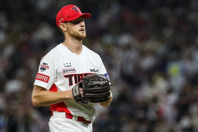 2024년 KIA 타이거즈에서 뛰었던 에릭 라우어가 MLB 토론토 블루제이스와 연봉조정신청에서 패배했다. 라우어는 575만 달러, 토론토는 440만 달러를 요구했는데, 위원회는 구단의 손을 들어줬다. 하지만 라우어는 지난해 2배의 연봉을 받게 됐다. KIA 타이거즈