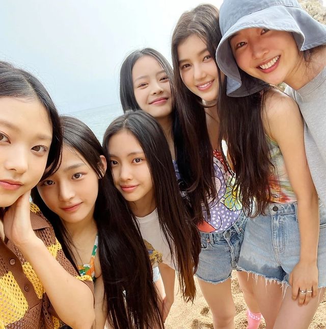 뉴진스 멤버들과 민희진.
