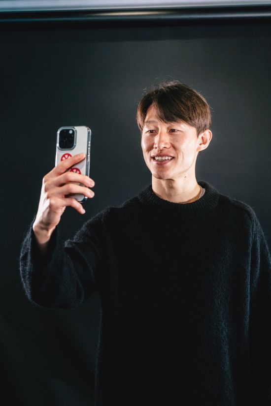 과거 중국과 중동의 거액 오퍼를 거절하고 독일 2부 리그로 향했던 이재성이 유럽 무대에서만 10년을 뛰게 됐다. 독일 분데스리가 FSV 마인츠 05는 12일(한국시간) 구단 공식 홈페이지를 통해 대한민국 국가대표 미드필더 이재성과 새로운 계약을 체결했다고 공식 발표했다. 구체적인 계약 기간은 공개되지 않았으나 이번 재계약으로 이재성은 마인츠의 레전드 대우를 받으며 유럽 생활을 이어가게 됐다. 마인츠