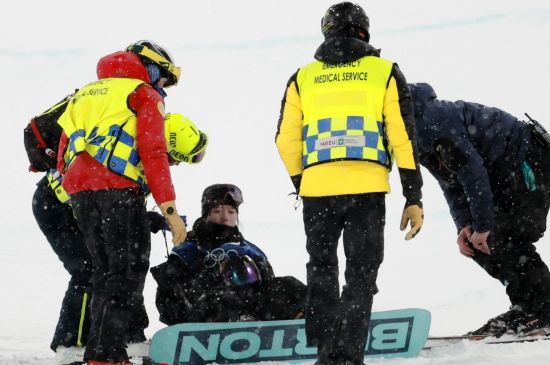 한국 동계스포츠의 숙원을 최가온이 해냈다. 최가온은 13일 이탈리아 리비뇨 스노파크에서 열린 대회 여자 하프파이프 결승에사 3차 시기에서 90.25점을 받으면서 대회 3연패를 노리던 한국계 슈퍼스타 클로이 킴(미국)을 누르고 대역전 드라마로 금메달리스트가 됐다. 한국이 동계올림픽에서 설상 종목 금메달을 따기는 최가온이 처음이다. 그간 한국은 스노보드 남자 평행대회전에서 이상호(2018년), 김상겸(2026년)이 나란히 은메달, 그리고 스노보드 여자 빅에어에서 유승은(2026년)이 동메달을 따낸 것이 전부였다. 특히 최가온은 이날 1차 시기에서 크게 넘어져 남은 시기 출전이 불투명한 상황에서 기적 같이 일어나 금메달 쾌거를 해냈다. 연합뉴스