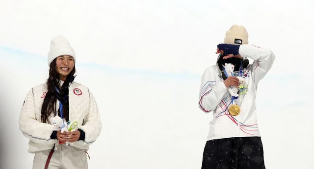 한국 동계스포츠의 숙원을 최가온이 해냈다. 최가온은 13일 이탈리아 리비뇨 스노파크에서 열린 대회 여자 하프파이프 결승에사 3차 시기에서 90.25점을 받으면서 대회 3연패를 노리던 한국계 슈퍼스타 클로이 킴(미국)을 누르고 대역전 드라마로 금메달리스트가 됐다. 한국이 동계올림픽에서 설상 종목 금메달을 따기는 최가온이 처음이다. 그간 한국은 스노보드 남자 평행대회전에서 이상호(2018년), 김상겸(2026년)이 나란히 은메달, 그리고 스노보드 여자 빅에어에서 유승은(2026년)이 동메달을 따낸 것이 전부였다. 특히 최가온은 이날 1차 시기에서 크게 넘어져 남은 시기 출전이 불투명한 상황에서 기적 같이 일어나 금메달 쾌거를 해냈다. 연합뉴스