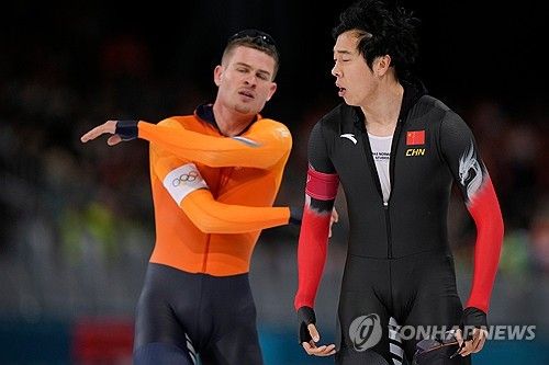 12일(한국시간) 이탈리아 밀라노에 있는 밀라노 스피드스케이팅 스타디움에서 열린 2026 밀라노·코르티나담페초 동계 올림픽 스피드스케이팅 남자 1000m 경기가 열렸다.&nbsp;11조에서 렌쯔원(중국)과 경기에 나선 베네마르스는 레이스 초반 좋은 페이스로 경기를 끌고 갔다. 600m까지 전체 6위로 좋은 흐름을 타며 남은 200m에서 순위를 기대해 볼 법했다.&nbsp; 그런데 남은 200m에서 상황이 벌어졌다. 아웃코스에서 인코스로 들어가야 하는 상황에 베네마르스는 인코스에서 아웃코스로 빠지던 렌쯔원의 방해를 받고 말았다.&nbsp;연합뉴스