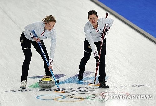 2026 밀라노·코르티나담페초 동계올림픽에 나선 대한민국 컬링 여자 대표팀이 첫 경기에서 미국에 아쉬운 역전패를 당했다. 스킵 김은지, 서드 김민지, 세컨드 김수지, 리드 설예은, 핍스 설예지로 구성된 여자 컬링 대표팀 경기도청은 12일(한국시간) 이탈리아 코르티나담페초의 코르티나 컬링 올림픽 스타디움에서 열린 미국과의 라운드로빈 1차전서 4-8로 패했다. 연합뉴스