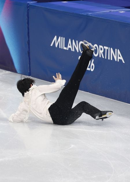 차준환은 14일 이탈리아 밀라노 아이스스케이팅 아레나에서 열린 2026 밀라노·코르티나담페초 동계올림픽 피겨스케이팅 남자 싱글 프리스케이팅에서 기술점수(TES) 95.15점, 예술점수(PCS) 87.04점, 감점 1점으로 합계 181.20점을 받았다. 차준환은 사흘 전 쇼트프로그램에서 얻은 92.72점을 합쳐 총점 273.92점을 기록했다. 차준환의 이번 대회 총점은 지난달 중국 베이징에서 열렸던 2026 국제빙상경기연맹(ISU) 4대륙선수권대회에서 준우승할 때 찍은 종전 시즌 최고점 273.62점을 0.30점 경신한 새로운 시즌 베스트 점수다. 최상위권 선수들이 실수를 연발하면서 차준환은 4위를 차지했다. 동메달리스트인 사토 슌(일본)에 불과 0.98점 뒤졌다. 연합뉴스