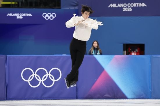 차준환은 14일 이탈리아 밀라노 아이스스케이팅 아레나에서 열린 2026 밀라노·코르티나담페초 동계올림픽 피겨스케이팅 남자 싱글 프리스케이팅에서 기술점수(TES) 95.15점, 예술점수(PCS) 87.04점, 감점 1점으로 합계 181.20점을 받았다. 차준환은 사흘 전 쇼트프로그램에서 얻은 92.72점을 합쳐 총점 273.92점을 기록했다. 차준환의 이번 대회 총점은 지난달 중국 베이징에서 열렸던 2026 국제빙상경기연맹(ISU) 4대륙선수권대회에서 준우승할 때 찍은 종전 시즌 최고점 273.62점을 0.30점 경신한 새로운 시즌 베스트 점수다. 최상위권 선수들이 실수를 연발하면서 차준환은 4위를 차지했다. 동메달리스트인 사토 슌(일본)에 불과 0.98점 뒤졌다. 연합뉴스