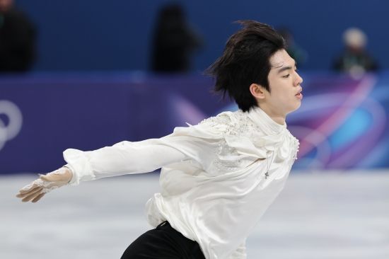 차준환은 14일 이탈리아 밀라노 아이스스케이팅 아레나에서 열린 2026 밀라노·코르티나담페초 동계올림픽 피겨스케이팅 남자 싱글 프리스케이팅에서 기술점수(TES) 95.15점, 예술점수(PCS) 87.04점, 감점 1점으로 합계 181.20점을 받았다. 차준환은 사흘 전 쇼트프로그램에서 얻은 92.72점을 합쳐 총점 273.92점을 기록했다. 차준환의 이번 대회 총점은 지난달 중국 베이징에서 열렸던 2026 국제빙상경기연맹(ISU) 4대륙선수권대회에서 준우승할 때 찍은 종전 시즌 최고점 273.62점을 0.30점 경신한 새로운 시즌 베스트 점수다. 최상위권 선수들이 실수를 연발하면서 차준환은 4위를 차지했다. 동메달리스트인 사토 슌(일본)에 불과 0.98점 뒤졌다. 연합뉴스