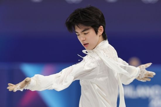 차준환은 14일 이탈리아 밀라노 아이스스케이팅 아레나에서 열린 2026 밀라노·코르티나담페초 동계올림픽 피겨스케이팅 남자 싱글 프리스케이팅에서 기술점수(TES) 95.15점, 예술점수(PCS) 87.04점, 감점 1점으로 합계 181.20점을 받았다. 차준환은 사흘 전 쇼트프로그램에서 얻은 92.72점을 합쳐 총점 273.92점을 기록했다. 차준환의 이번 대회 총점은 지난달 중국 베이징에서 열렸던 2026 국제빙상경기연맹(ISU) 4대륙선수권대회에서 준우승할 때 찍은 종전 시즌 최고점 273.62점을 0.30점 경신한 새로운 시즌 베스트 점수다. 최상위권 선수들이 실수를 연발하면서 차준환은 4위를 차지했다. 동메달리스트인 사토 슌(일본)에 불과 0.98점 뒤졌다. 연합뉴스