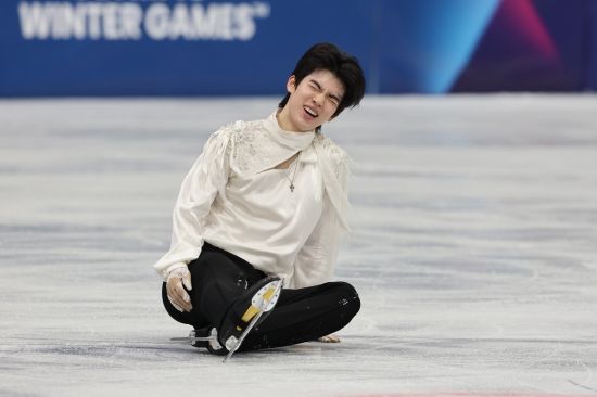 차준환은 14일 이탈리아 밀라노 아이스스케이팅 아레나에서 열린 2026 밀라노·코르티나담페초 동계올림픽 피겨스케이팅 남자 싱글 프리스케이팅에서 기술점수(TES) 95.15점, 예술점수(PCS) 87.04점, 감점 1점으로 합계 181.20점을 받았다. 차준환은 사흘 전 쇼트프로그램에서 얻은 92.72점을 합쳐 총점 273.92점을 기록했다. 차준환의 이번 대회 총점은 지난달 중국 베이징에서 열렸던 2026 국제빙상경기연맹(ISU) 4대륙선수권대회에서 준우승할 때 찍은 종전 시즌 최고점 273.62점을 0.30점 경신한 새로운 시즌 베스트 점수다. 최상위권 선수들이 실수를 연발하면서 차준환은 4위를 차지했다. 동메달리스트인 사토 슌(일본)에 불과 0.98점 뒤졌다. 연합뉴스