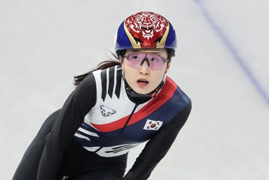 한국 여자 쇼트트랙 간판 최민정(성남시청)은 13일(한국시간) 이탈리아 밀라노 아이스 스케이팅 아레나에서 열린 2026 밀라노·코르티나담페초 동계올림픽 쇼트트랙 여자 500m 준결승 2조에서 43초060의 기록으로 결승선을 통과해 5위를 차지했다. 최민정은 앞서 여자 500m 준준결승에서 개인 최고 기록(41초955)을 세워 기대감을 높였으나 파이널A(결승) 진출에 실패하면서 다시 한번 올림픽 여자 500m 메달 도전이 좌절됐다. 연합뉴스