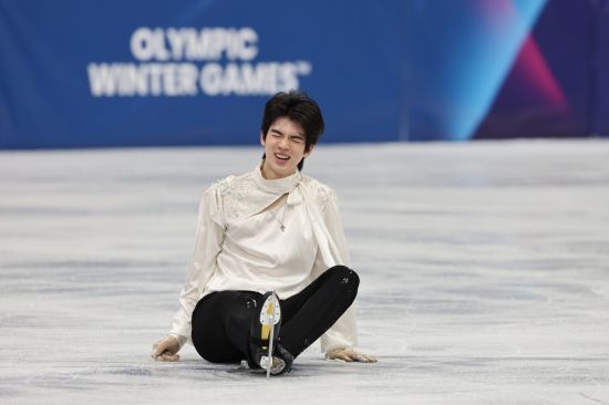 차준환은 14일 이탈리아 밀라노 아이스스케이팅 아레나에서 열린 2026 밀라노·코르티나담페초 동계올림픽 피겨스케이팅 남자 싱글 프리스케이팅에서 기술점수(TES) 95.15점, 예술점수(PCS) 87.04점, 감점 1점으로 합계 181.20점을 받았다. 차준환은 사흘 전 쇼트프로그램에서 얻은 92.72점을 합쳐 총점 273.92점을 기록했다. 차준환의 이번 대회 총점은 지난달 중국 베이징에서 열렸던 2026 국제빙상경기연맹(ISU) 4대륙선수권대회에서 준우승할 때 찍은 종전 시즌 최고점 273.62점을 0.30점 경신한 새로운 시즌 베스트 점수다. 최상위권 선수들이 실수를 연발하면서 차준환은 4위를 차지했다. 동메달리스트인 사토 슌(일본)에 불과 0.98점 뒤졌다. 연합뉴스