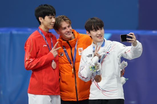 2007년생 신성 임종언(고양시청)은 13일(한국시간) 이탈리아 밀라노 아이스 스케이팅 아레나에서 열린 2026 밀라노·코르티나담페초 동계올림픽 쇼트트랙 남자 1000m 파이널A(결승)에서 1분24초611의 기록으로 결승선을 통과해 동메달을 차지했다. 임종언이 얻어낸 동메달은 한국 선수단이 밀라노 올림픽 쇼트트랙 종목에서 얻어낸 첫 번째 메달이다. 임종언은 자신의 생애 첫 올림픽 무대에서 동메달 획득에 성공했다. 연합뉴스