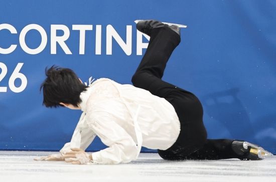 차준환은 14일 이탈리아 밀라노 아이스스케이팅 아레나에서 열린 2026 밀라노·코르티나담페초 동계올림픽 피겨스케이팅 남자 싱글 프리스케이팅에서 기술점수(TES) 95.15점, 예술점수(PCS) 87.04점, 감점 1점으로 합계 181.20점을 받았다. 차준환은 사흘 전 쇼트프로그램에서 얻은 92.72점을 합쳐 총점 273.92점을 기록했다. 차준환의 이번 대회 총점은 지난달 중국 베이징에서 열렸던 2026 국제빙상경기연맹(ISU) 4대륙선수권대회에서 준우승할 때 찍은 종전 시즌 최고점 273.62점을 0.30점 경신한 새로운 시즌 베스트 점수다. 최상위권 선수들이 실수를 연발하면서 차준환은 4위를 차지했다. 동메달리스트인 사토 슌(일본)에 불과 0.98점 뒤졌다. 연합뉴스