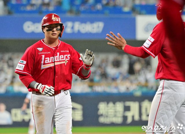 13일 오후 대구삼성라이온즈파크에서 열린 '2025 신한 SOL Bank KBO 포스트시즌' SSG 랜더스와 삼성 라이온즈의 준플레이오프 3차전 경기, 9회초 무사 1루 SSG 고명준이 투런 홈런을 날린 후 그라운드를 돌고 있다. 엑스포츠뉴스 DB