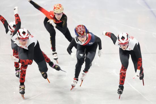 한국 여자 쇼트트랙 간판 최민정(성남시청)은 13일(한국시간) 이탈리아 밀라노 아이스 스케이팅 아레나에서 열린 2026 밀라노·코르티나담페초 동계올림픽 쇼트트랙 여자 500m 준결승 2조에서 43초060의 기록으로 결승선을 통과해 5위를 차지했다. 최민정은 앞서 여자 500m 준준결승에서 개인 최고 기록(41초955)을 세워 기대감을 높였으나 파이널A(결승) 진출에 실패하면서 다시 한번 올림픽 여자 500m 메달 도전이 좌절됐다. 연합뉴스