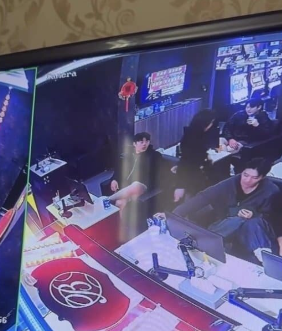13일 국내 야구 커뮤니티를 통해 대만 현지 게임장으로 보이는 곳에서 롯데 소속 선수들이 촬영된 CCTV 화면이 확산했다. 2월 12일 촬영 영상에선 롯데 소속 고승민, 나승엽, 김동혁이 모니터가 설치된 각자 자리에 앉아 오락을 즐기는 모습이 포착됐다. 문제는 화면에서 불법도박이 의심되는 화면과 오락기 등이 포착된 것이다. 롯데 구단은 같은 날 '나승엽, 고승민, 김동혁, 김세민 선수가 해당 국가에서 불법으로 분류되어 있는 장소에 방문한 것을 확인했다'며 '이유 불문하고 KBO와 구단 내규에 어긋나는 행위를 저지른 해당 선수 4명을 즉각 귀국 조치시킬 예정이다. 또한 KBO 클린베이스볼 센터에 즉각 신고하고 결과에 따라 구단도 이에 상응하는 조치를 내리겠다고 했다. 커뮤니티