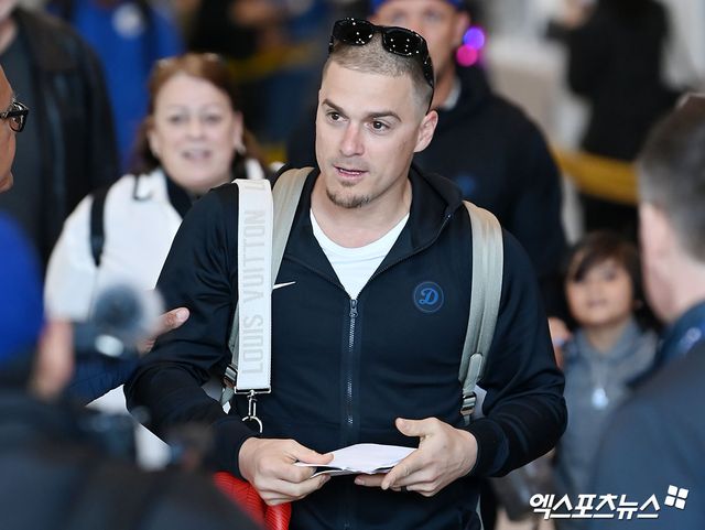 LA 다저스가 13일 키케 에르난데스와 1년 450만 달러(약 65억원) 규모의 계약을 체결했다. 2020, 2024, 2025년 다저스 소속으로 월드시리즈 우승 반지를 낀 에르난데스는 다저스 유니폼을 입고 10번째 시즌을 보내게 됐다. 엑스포츠뉴스 DB