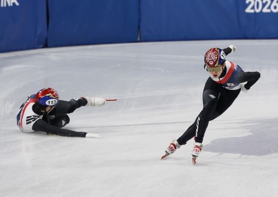 임종언이 14일 이탈리아 밀라노 아이스스케이팅 아레나에서 열린 2026 밀라노·코르티나담페초 동계올림픽 쇼트트랙 남자 1500m 예선 5조에서 결승선을 앞두고 미끄러 넘어지고 있다. 이번 대회 우승후보인 임종언은 첫 판에서 충격탈락하고 말았다. 연합뉴스
