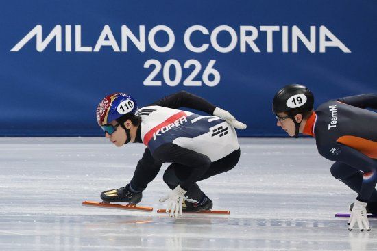 황대헌(강원도청)이 2026 밀라노·코르티나 동계올림픽 남자 1500m에서 은메달을 차지했다. 황대헌은 15일 이탈리아 밀라노 아이스스케이팅 아레나에서 열린 대회 쇼트트랙 남자 1500m 결승에서 2분12초304을 기록하면서 총 9명 중 두 번째로 결승선을 통과했다. 4년 전인 2022 베이징 올림픽에서 이 종목 금메달을 획득했던 황대헌은 대회 2연패는 이루지 못했으나 은메달을 목에 거는 것으로 자신과 한국 쇼트트랙의 자존심을 지켰다. 황대헌은 올림픽 통산 네 번째 메달을 손에 쥐게 됐다. 황대헌은 2018 평창 동계올림픽에서 남자 500m 은메달을 거머쥐었다. 4년 전인 베이징 올림픽에선 남자 1500m 금메달, 남자 5000m 계주 은메달을 수확했다. 한국 쇼트트랙 대표로 한 번 나가기도 어렵다는 올림픽을 세 번째 출전했고 주종목 1500m에서 은메달을 추가했다. 연합뉴스